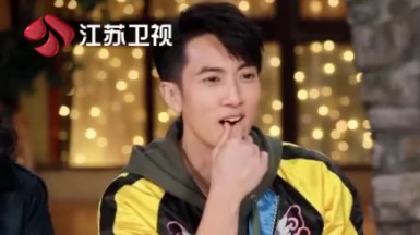 《最美的时光》 【吴尊厨艺】吴尊大秀厨艺,在厨房俨然一副大厨的架势,各种示范教学是相当专业